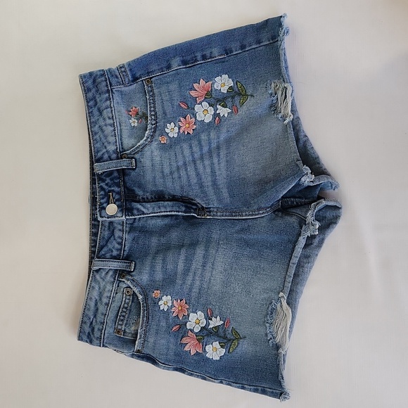 Time and Tru Embroidered Jean Shorts. Size 6 - Picture 2 of 10